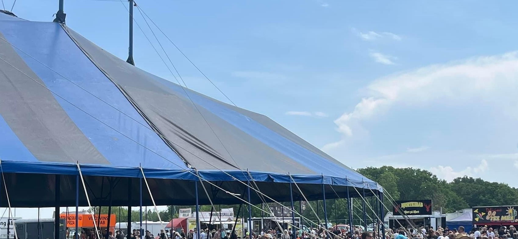 Cirkustält med folksamling utanför