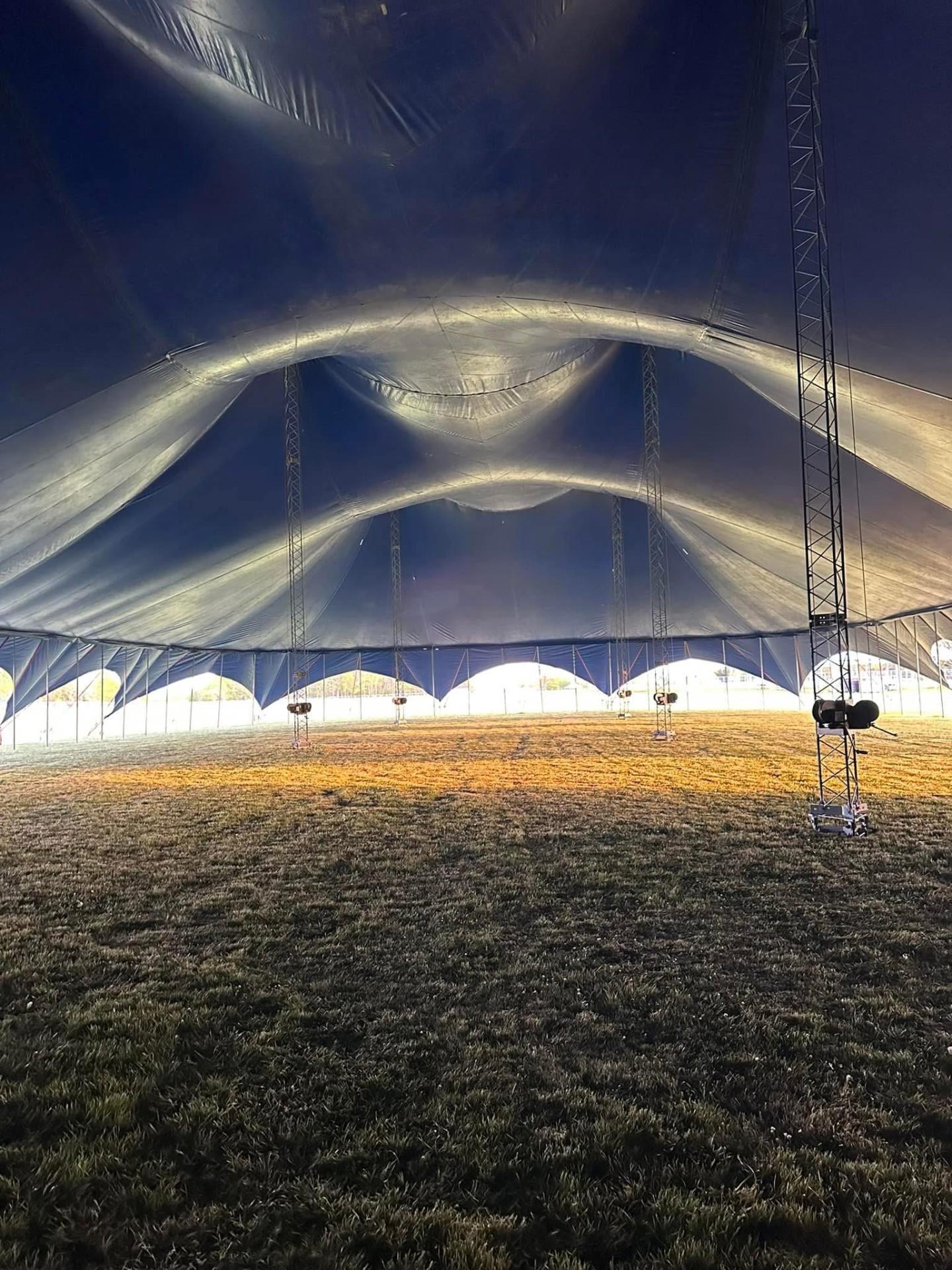 Insidan av ett cirkustält med rigg och belysning