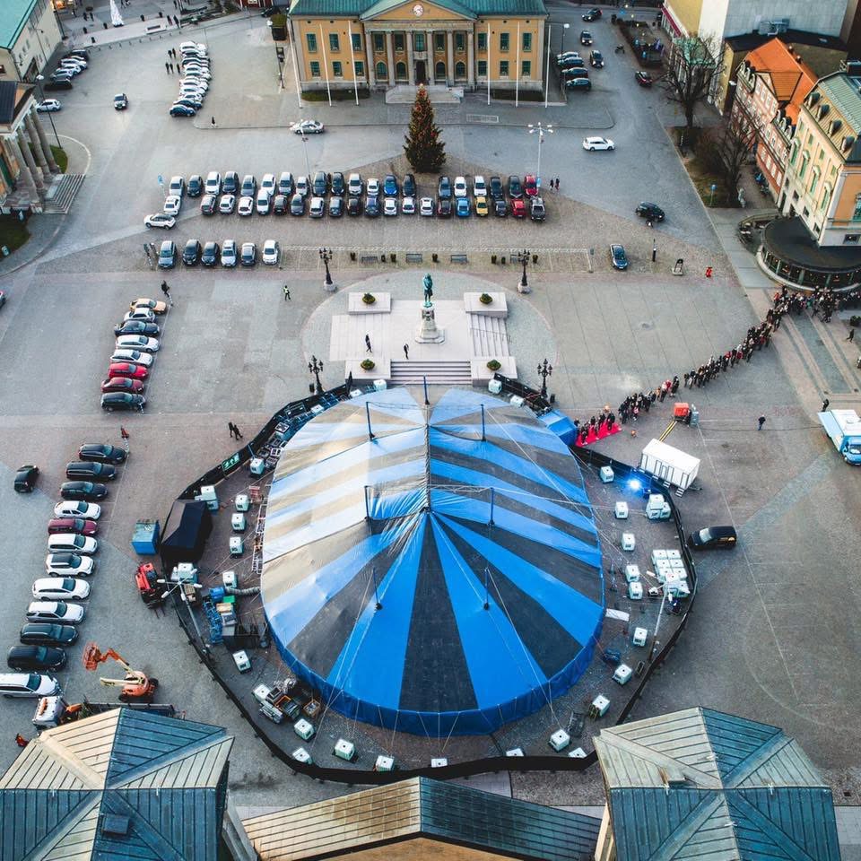 Cirkustält uppställt på torg i stadsmiljö